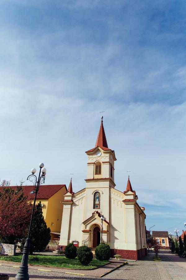 Готель Тячів Kültér fotó