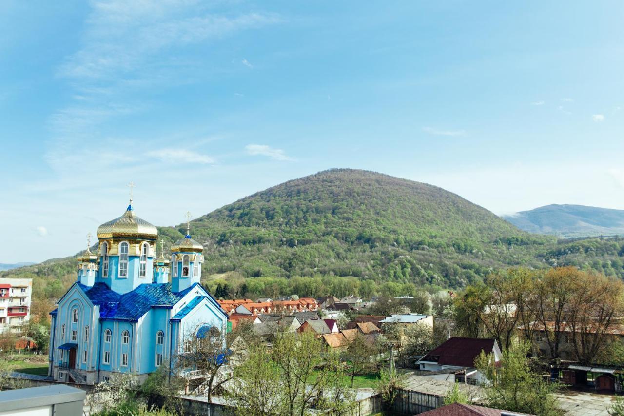 Готель Тячів Kültér fotó